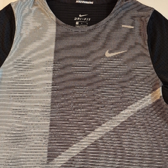 Nike Black and Gray Short Sleeve Tee with Modern Design - Picture 4 of 6